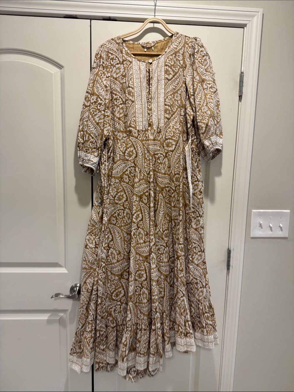 Floral Paisley Midi Dress in Beige and White